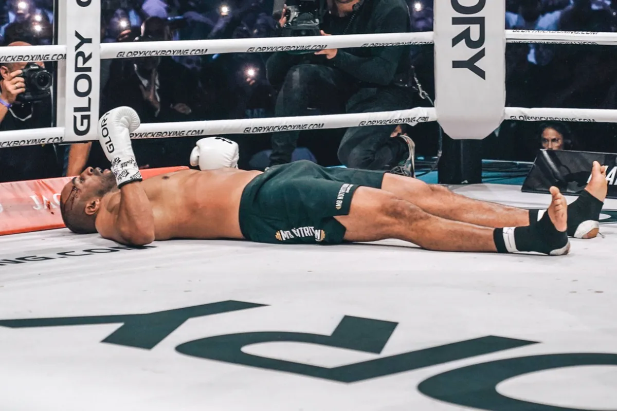 Op deze dag! Badr Hari gaat keihard onderuit tegen Poolse outsider