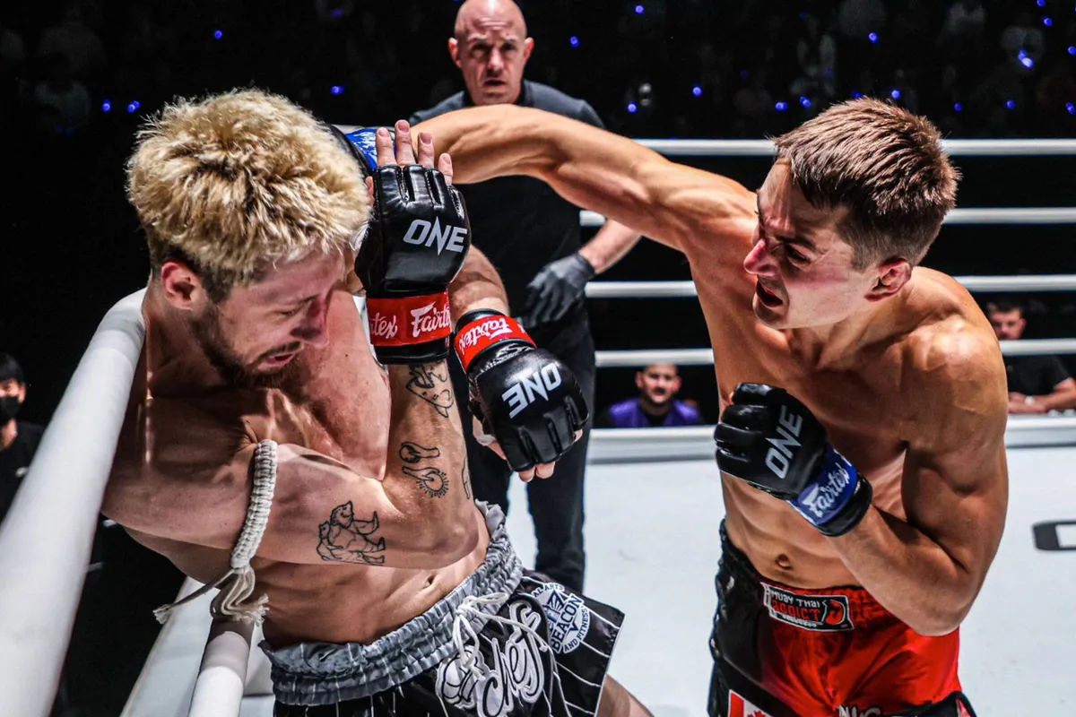 'Ze maken carrières kapot!' Topkickbokser breekt stilzwijgen na genadeloos ontslag