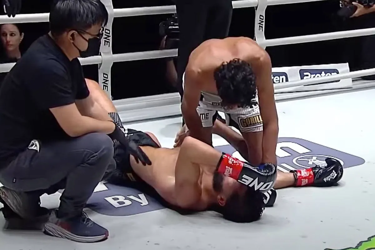 Gevecht kickbokser Ennahachi eindigt in pijn - gruwelijke overtreding (video)