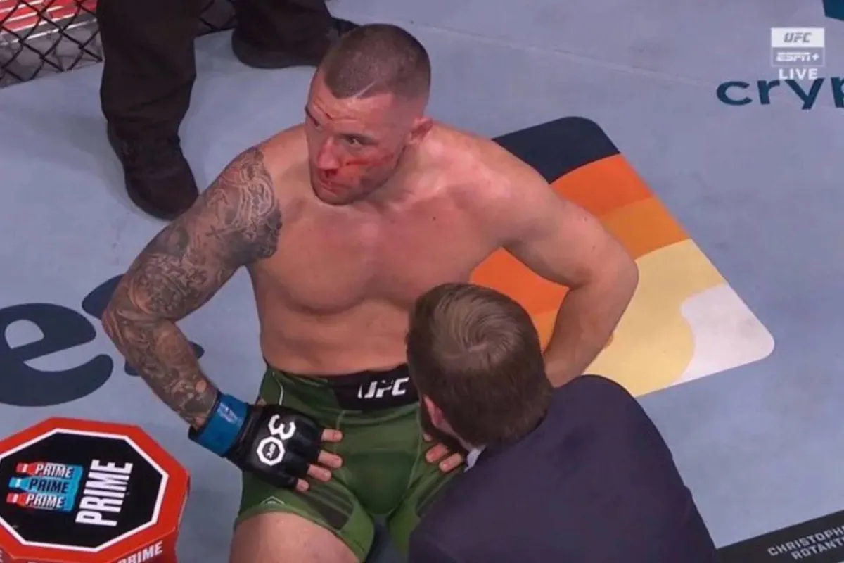 Ophef in UFC: vechter stapt op na levensgevaarlijke fout scheidsrechter