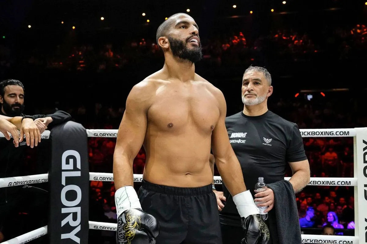 Glory vechter Mo Amine slaat lafaards keihard onderuit - spanning stijgt