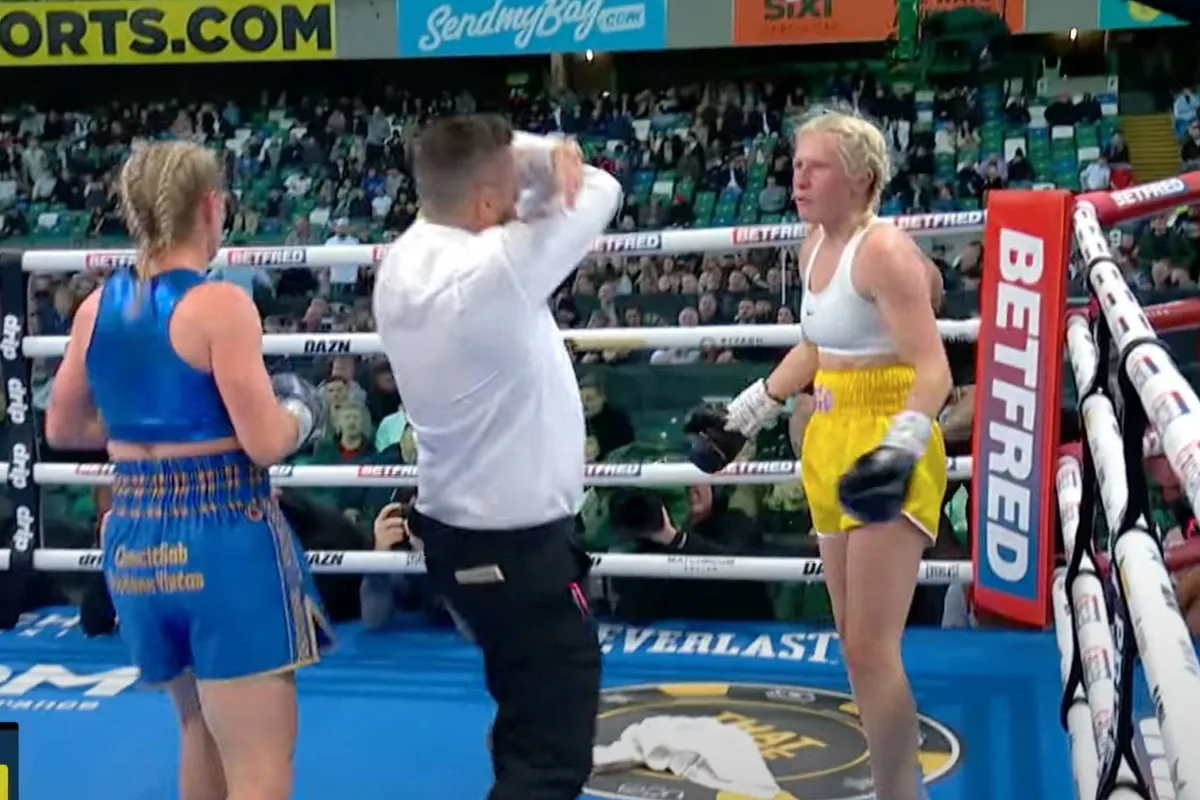 Oud UFC-ster Molly McCann wint boksdebuut na bizar ring incident