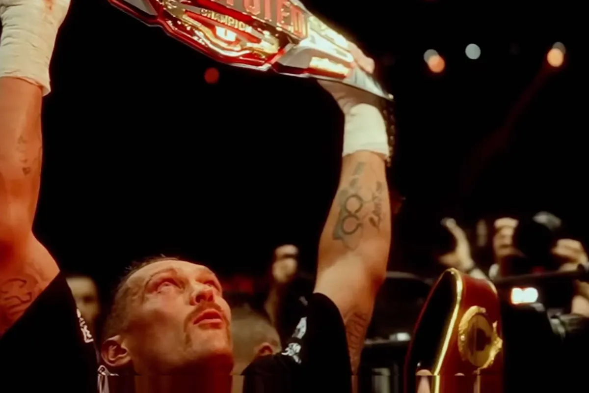 Boksheld of bedrieger? Usyk moet titels inleveren na potje voetbal | video