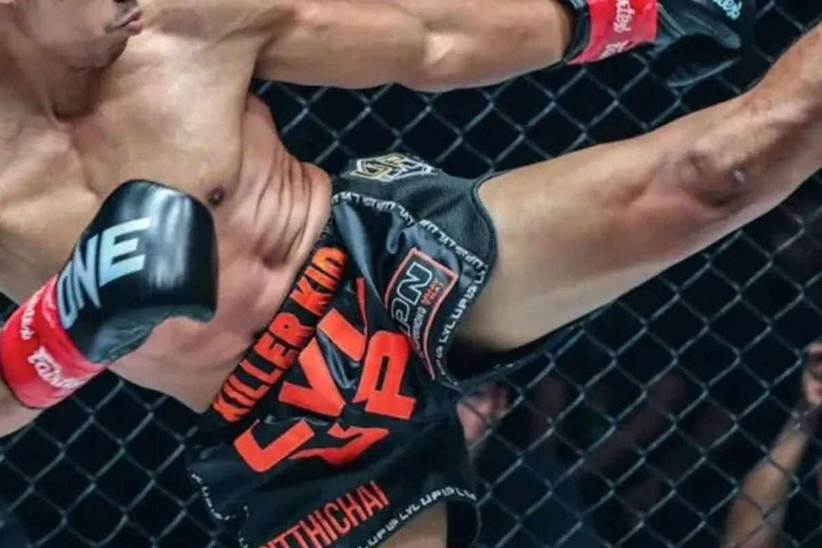 Schande! Kickbokslegende bij grofvuil gezet - vechtbaas maakt geen vrienden