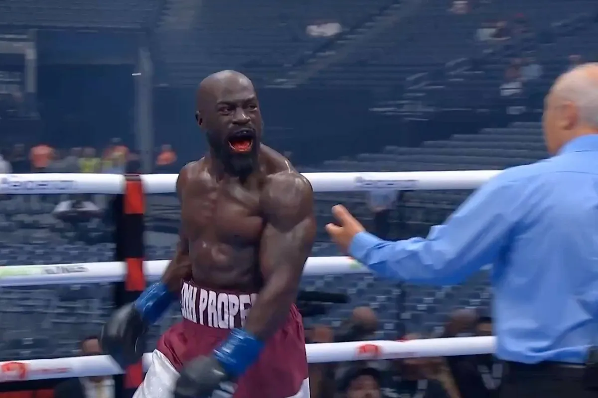 Publiek ontploft: bokswedstrijd eindigt in ongelooflijk schandaal