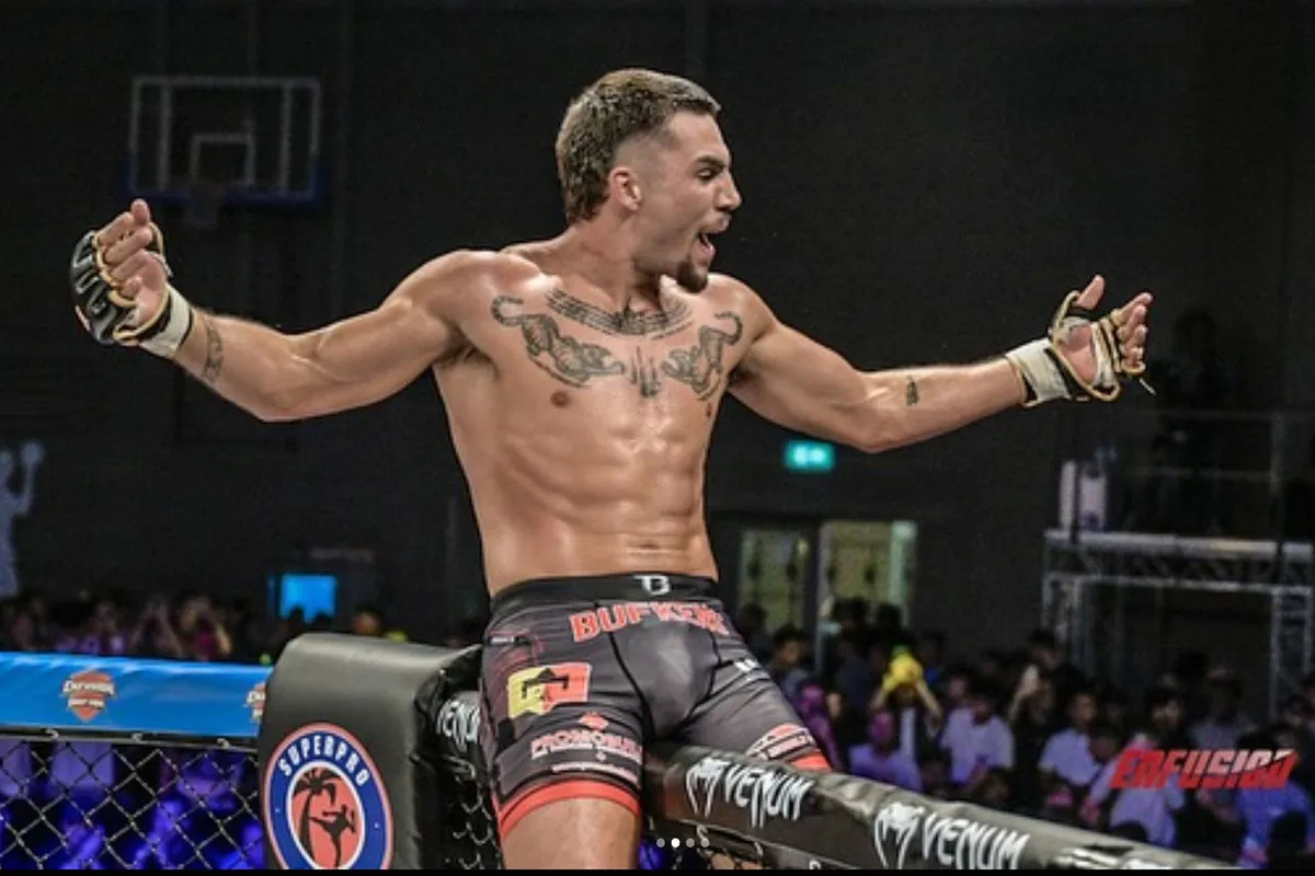 Ongekend: Topvechter Thian de Vries verlengt ongeslagen reeks - pakt ECE titel