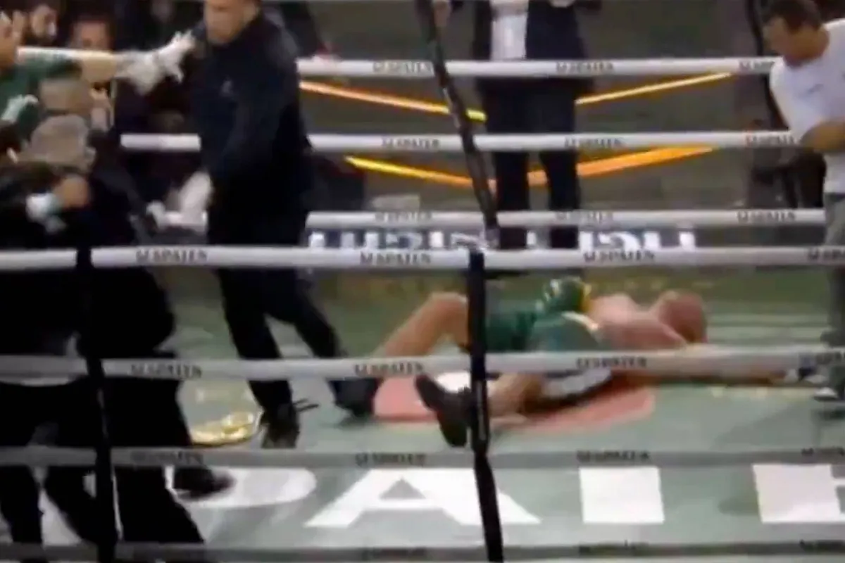 Waanzin! MMA Legende Silva onderuit na klap van onbekende in pak (video)