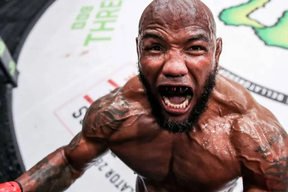 Topvechter Yoel Romero ontsnapt aan aanval met samurai zwaard?