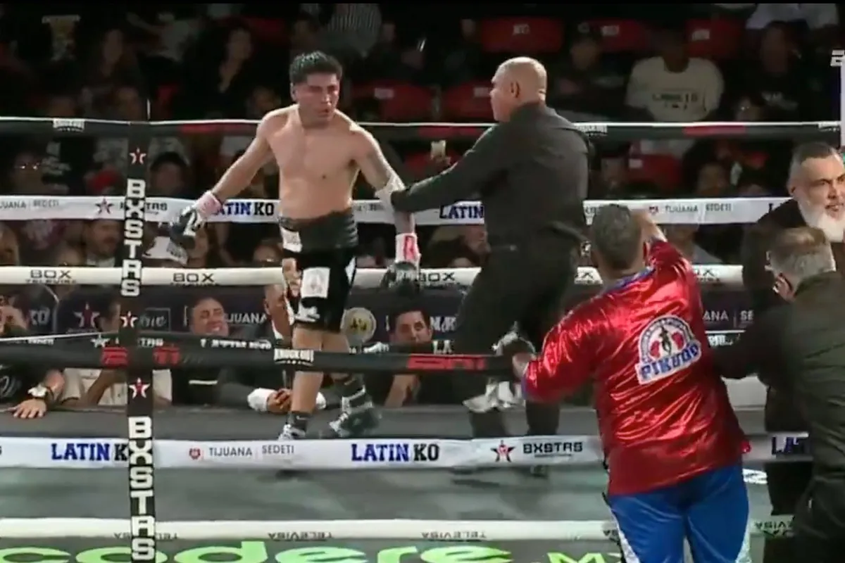 Bokspartij ontspoort: Verliezer schopt tegenstander tegen de vlakte!