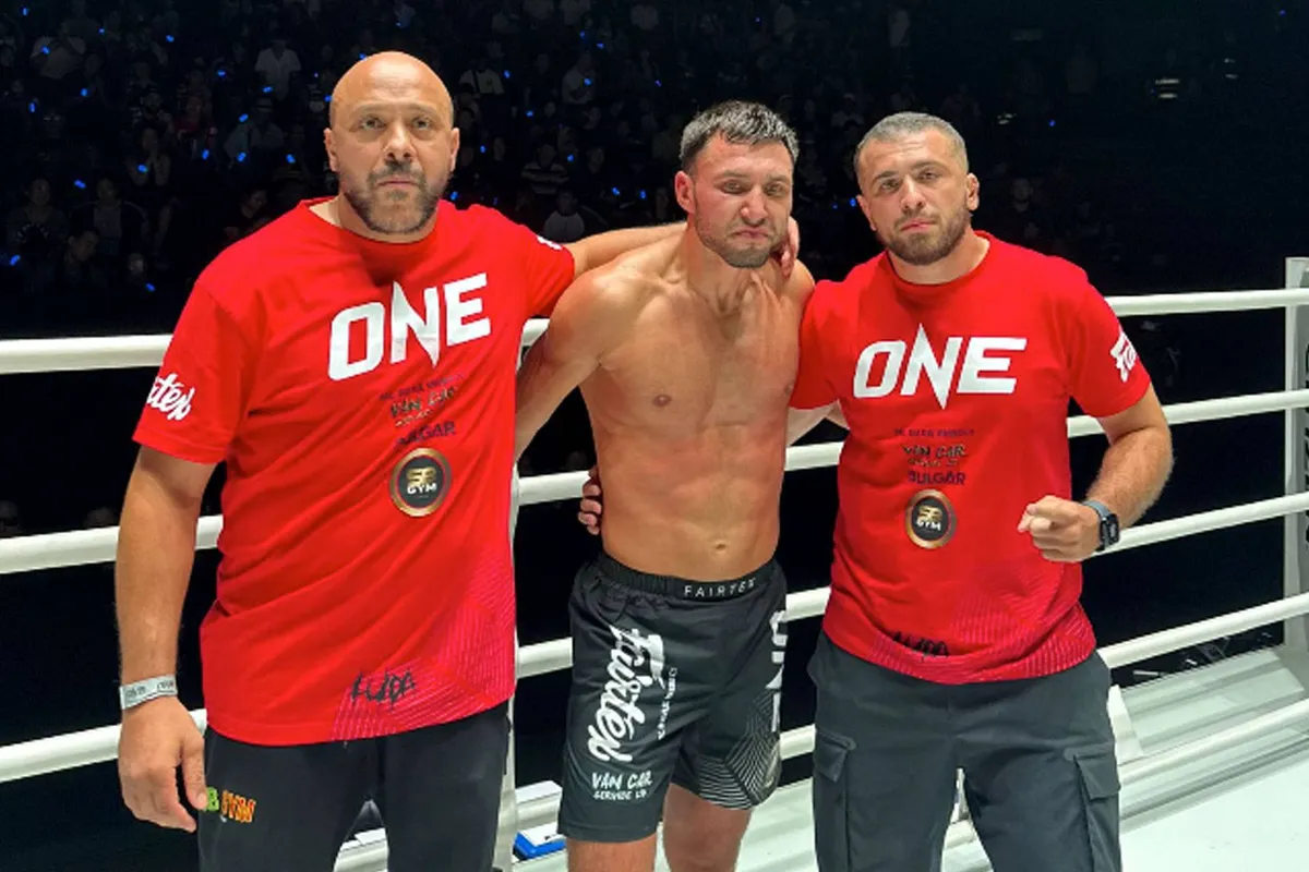 Jamal Ben Saddiks coach Said El Badaoui ziet kickboks protege schitteren in Bangkok