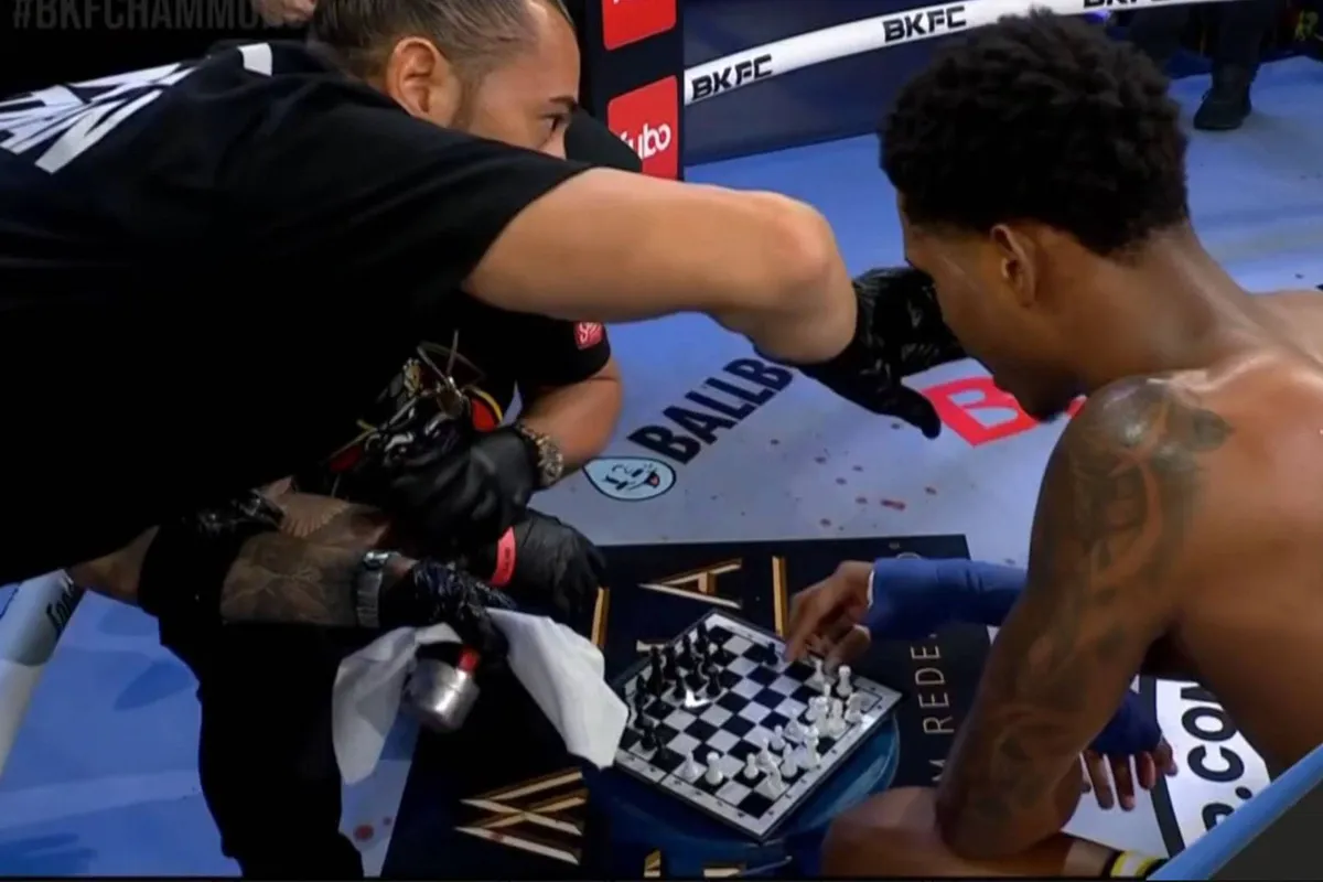 Nooit eerder gezien: bokser speelt potje schaak met coach tijdens pauze!