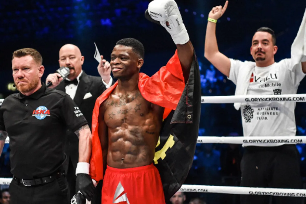 Snoeihard! Oud Glory vechter Baya sloopt tegenstander - dit had op tv gemoeten!