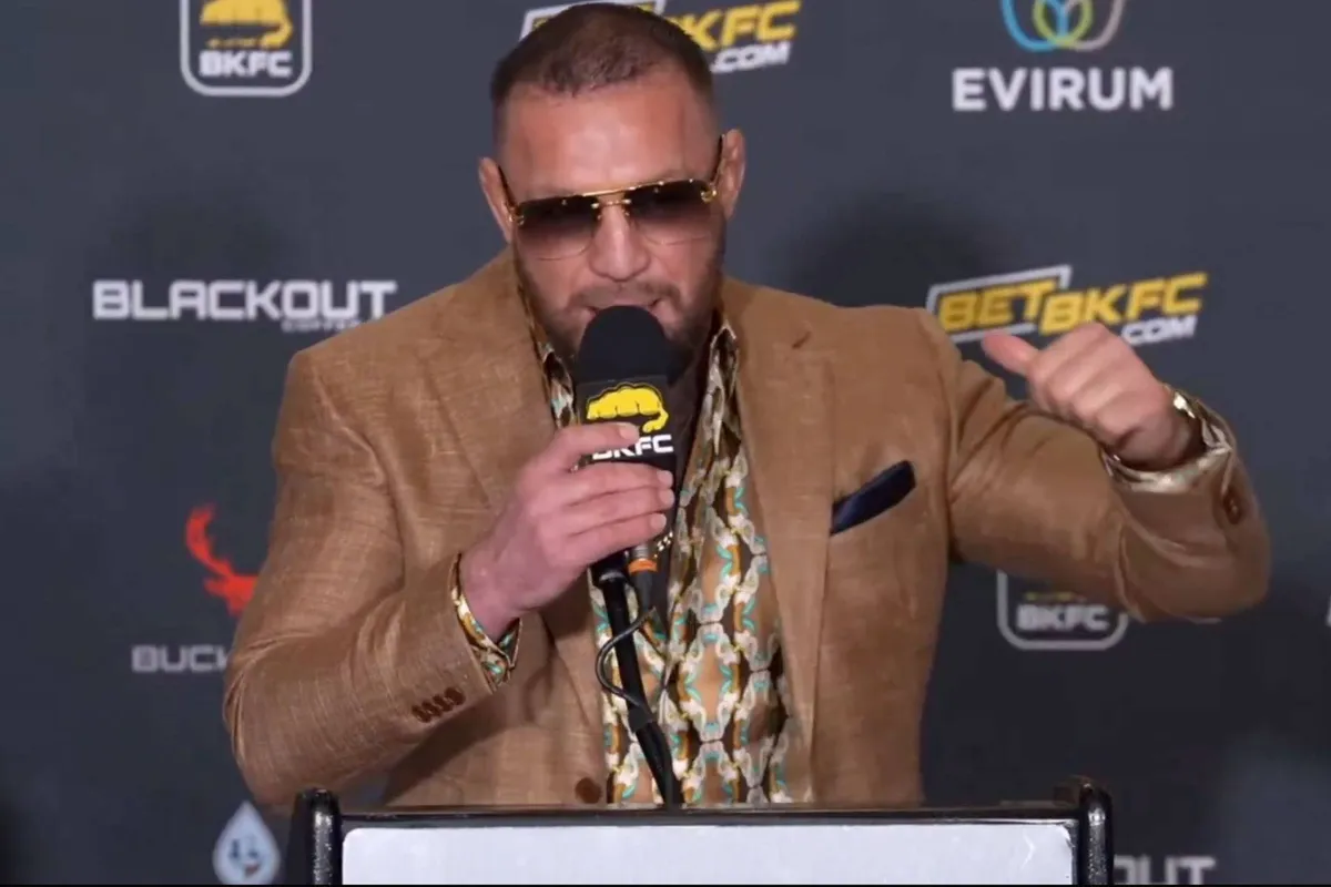 Persconferentie escaleert: UFC icoon McGregor bedreigt topvechter