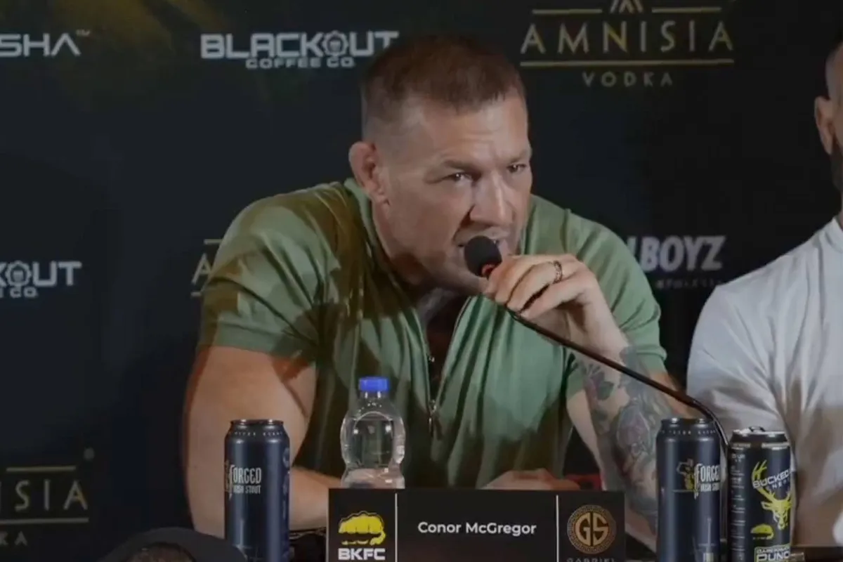 ‘Ik ben genezen’: UFC-legende McGregor breekt tijdens persmoment