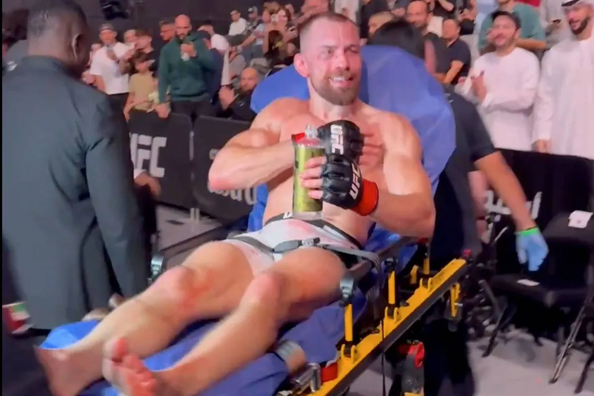 Eindbaas! UFC-ster breekt enkel tijdens gevecht maar wint toch - fans in shock