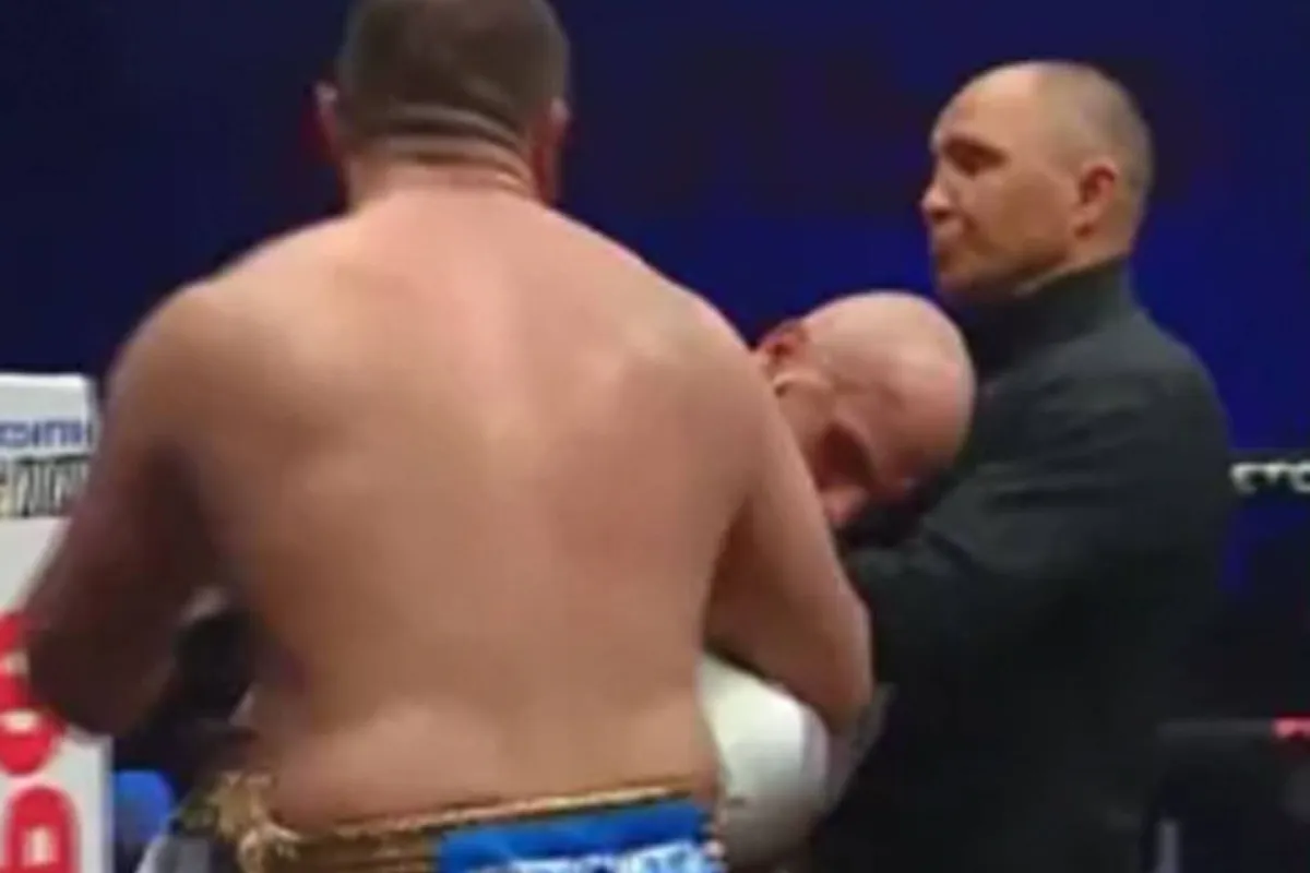 11 jaar niets… en dan dit: Boksheld Khalidov maakt keiharde rentree