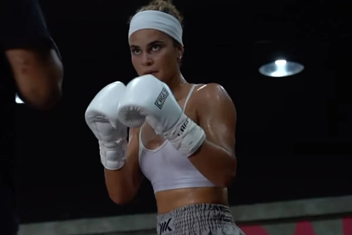 Kickboksster Rachel John overleeft loodzware test en schrijft tv-geschiedenis