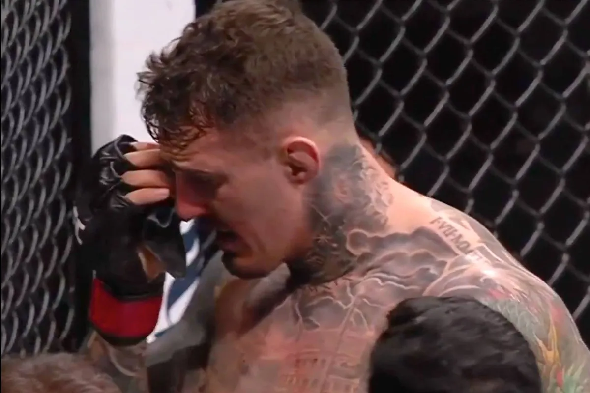 'Kampioen onwaardig!' UFC-expert maakt Aspinall met de grond gelijk