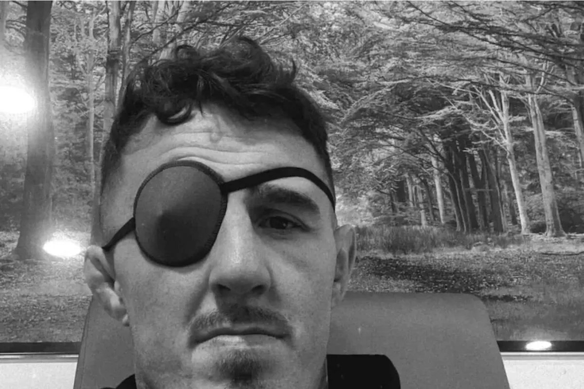 Ooglapje en alles: UFC ster Aspinall speelt blindheid uit met Freddy Krueger-grap