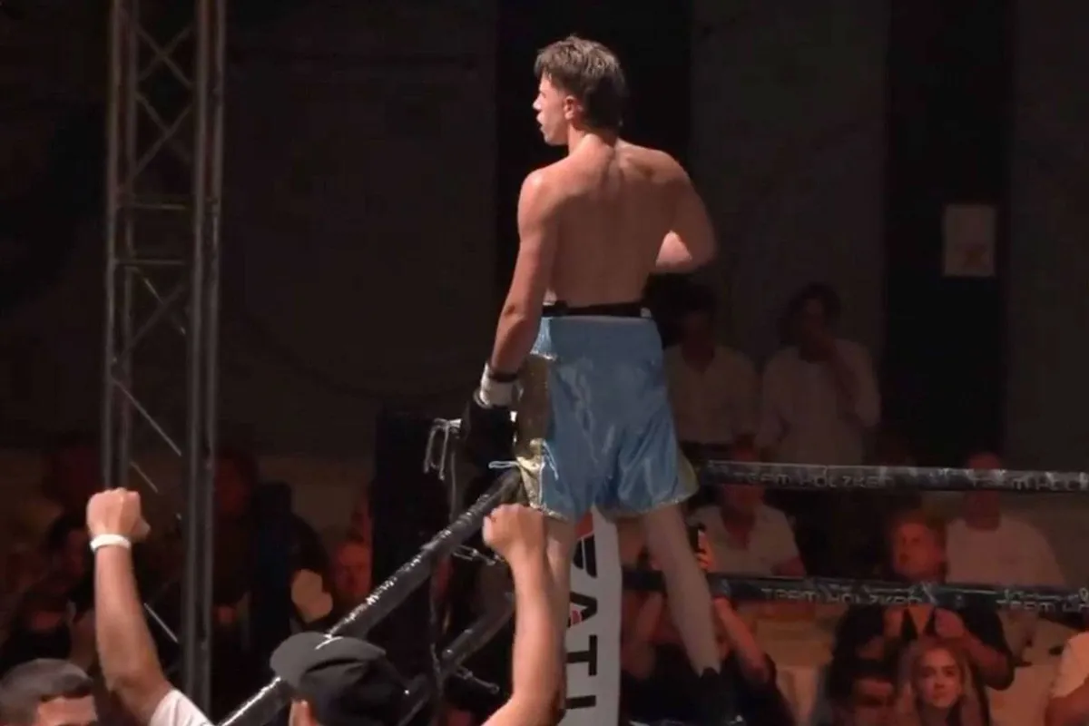 Bokssensatie Tony Jas wint op knock-out in Carré en droomt groots