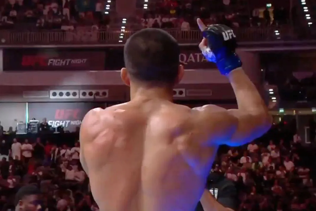 Dit zie je nooit: UFC-vechter laat tegenstander afkloppen zonder de grond te raken!