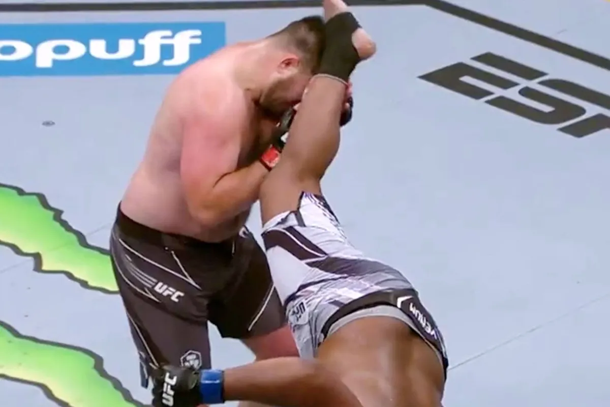 Geliefde vechter genadeloos uit UFC gezet na bizar verlies en pechjaren