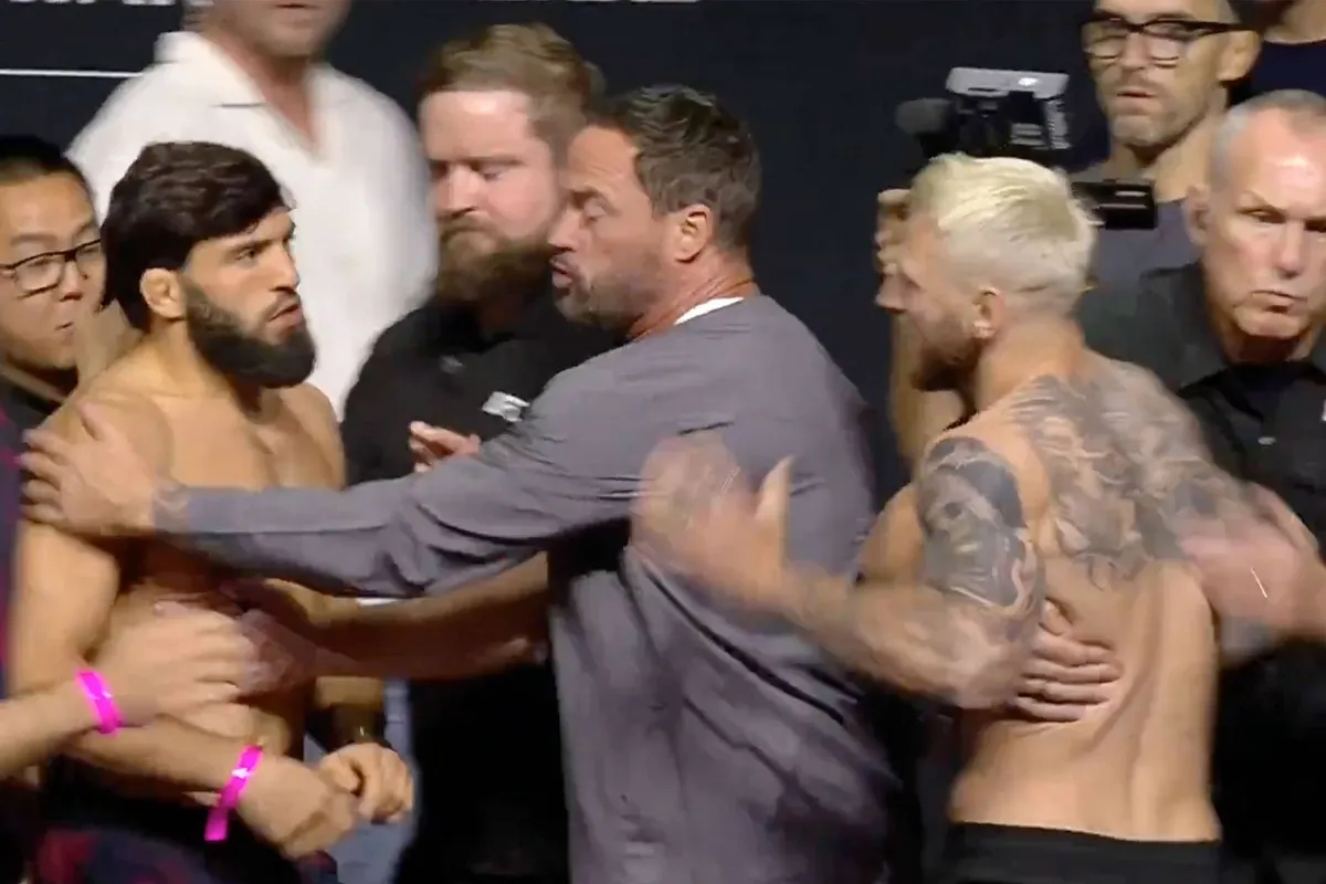 VIDEO | UFC staredown loopt uit hand na misselijke actie vechter Tsarukyan