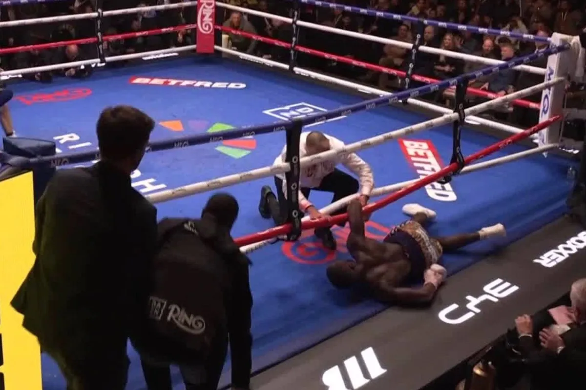 Bokser stort in - scheids grijpt seconden te laat in!