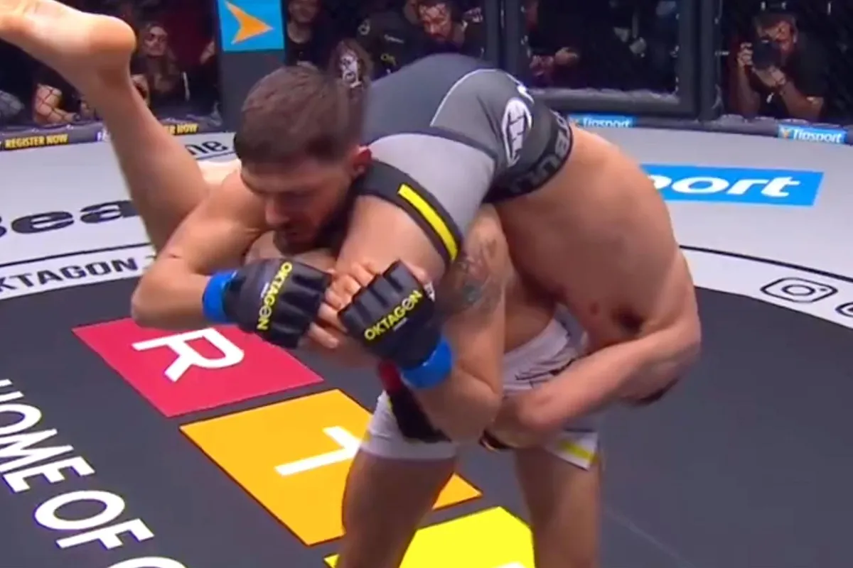 Wat is dit?! De raarste MMA choke ooit LIVE op camera - kijk en oordeel zelf