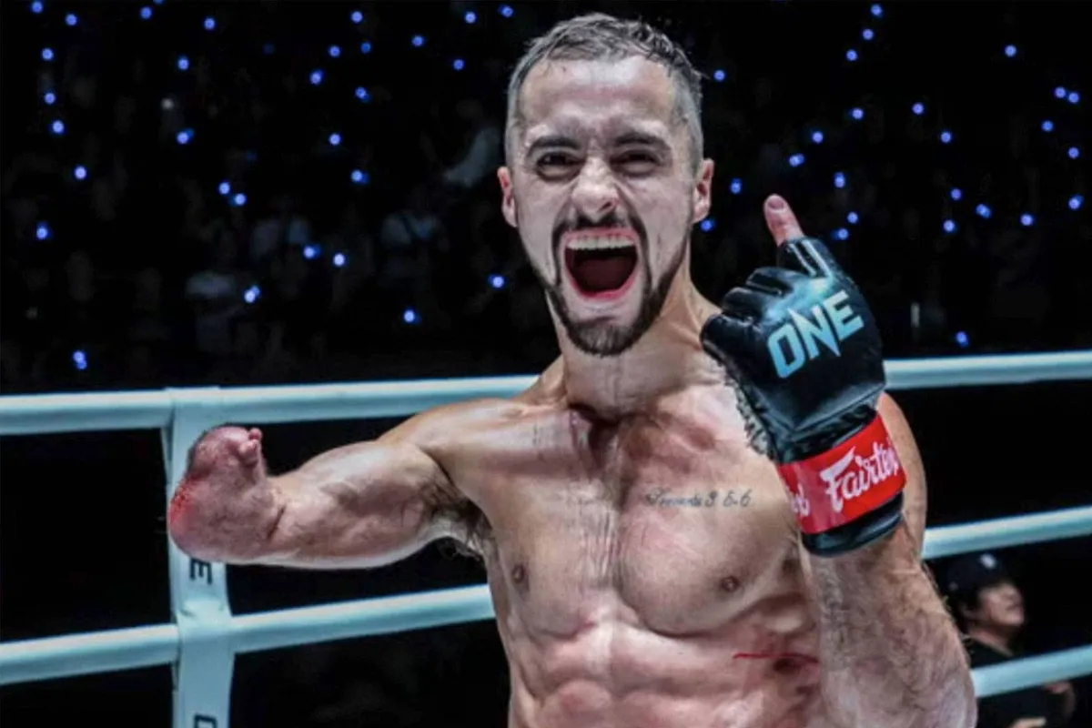 Ongekend: kickbokser met één hand maakt kans op wereldtitel