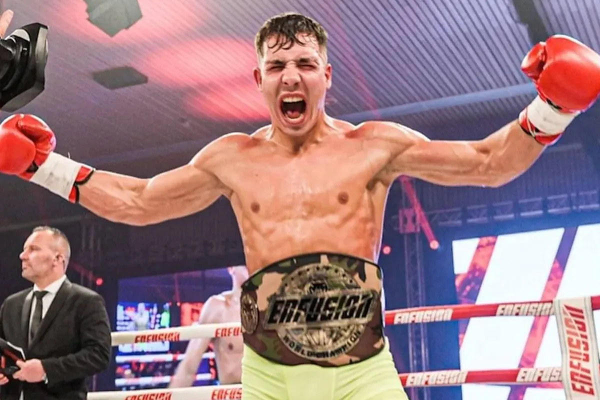 Sensatie: Kickbokser Regter maakt droom waar - wereldtitel voor vechtende dakdekker