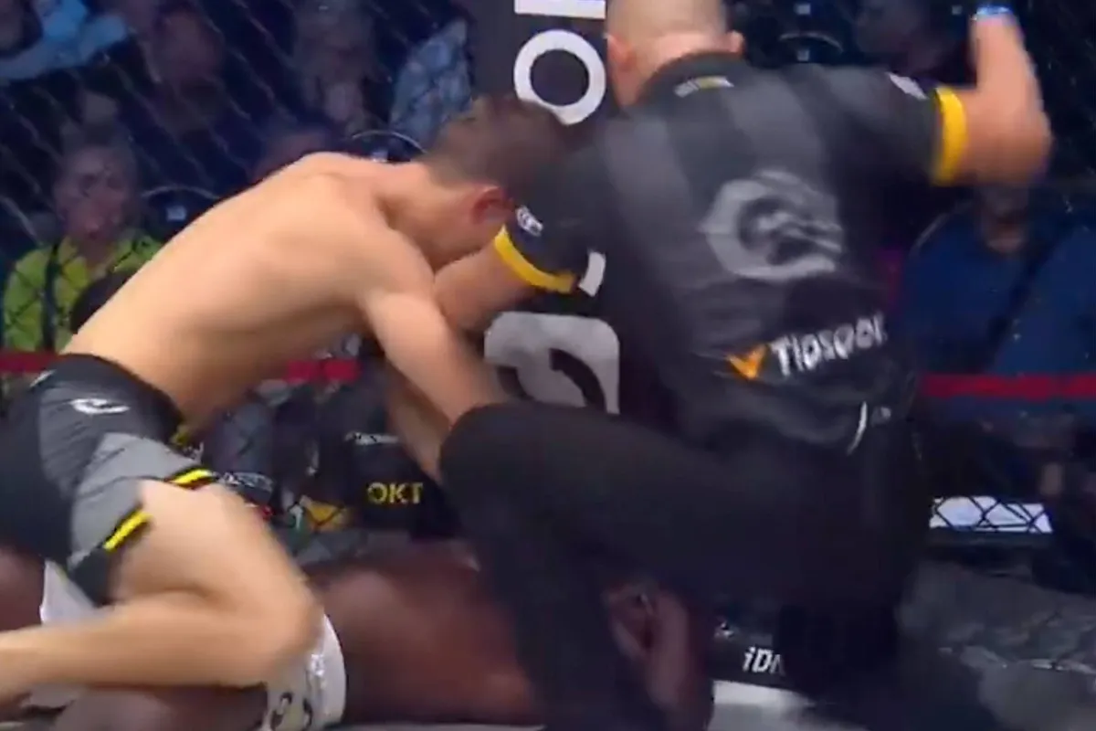 Gevaarlijke blunder: Bewusteloze vechter moet ‘doorvechten’ - kijk zelf waarom