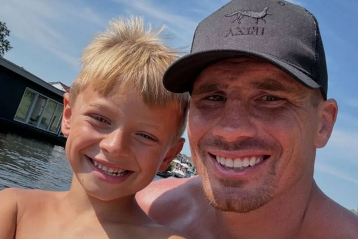 Zoontje Rico Verhoeven traint als mini-kampioen naast zijn vader | video