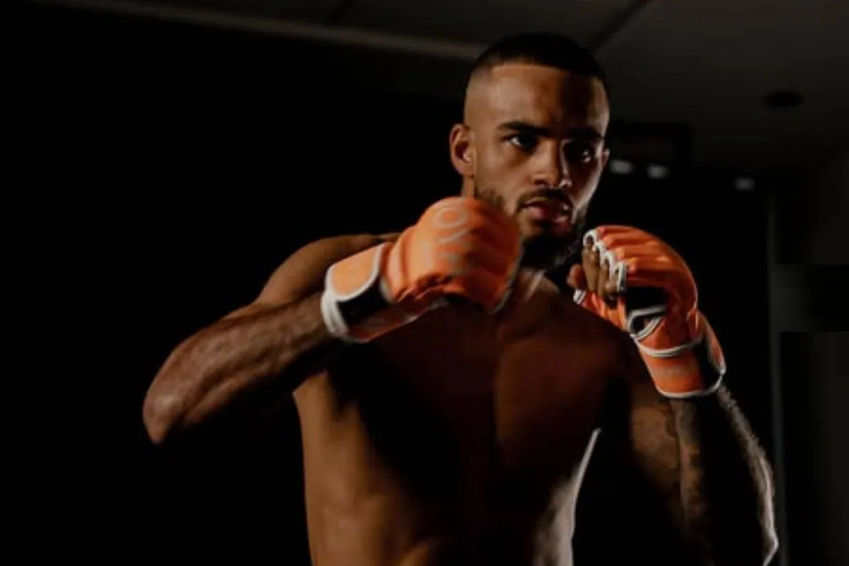 Ex-Glory Tyjani Beztati maakt spectaculair MMA-debuut met keiharde knock-out