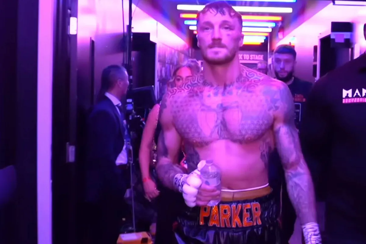 ‘Ontsla die juryleden!’ bokswereld kookt van woede na omstreden uitslag wedstrijd