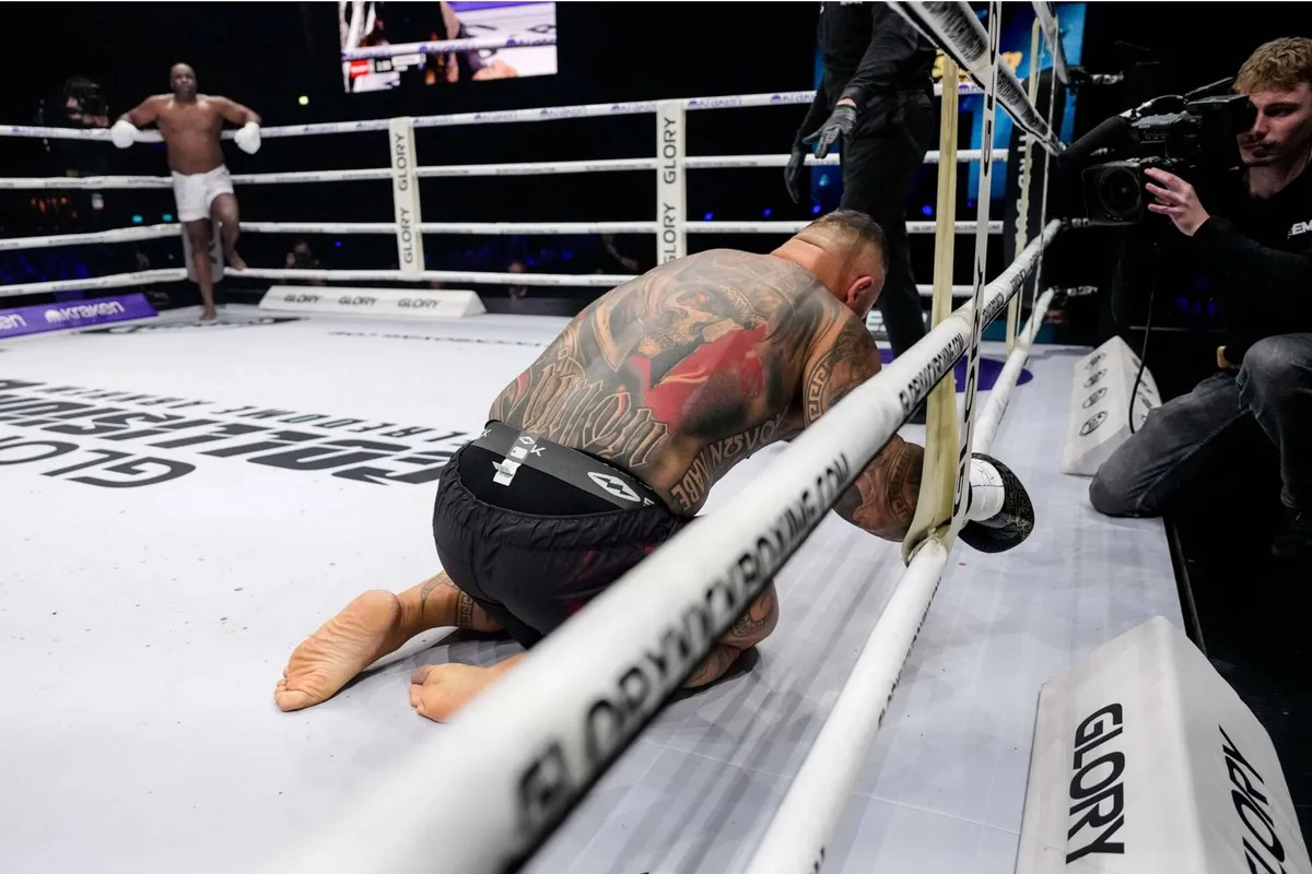 Glory-kickboksdebuut eindigt in complete ramp – ‘Was dit alleen voor de views?’