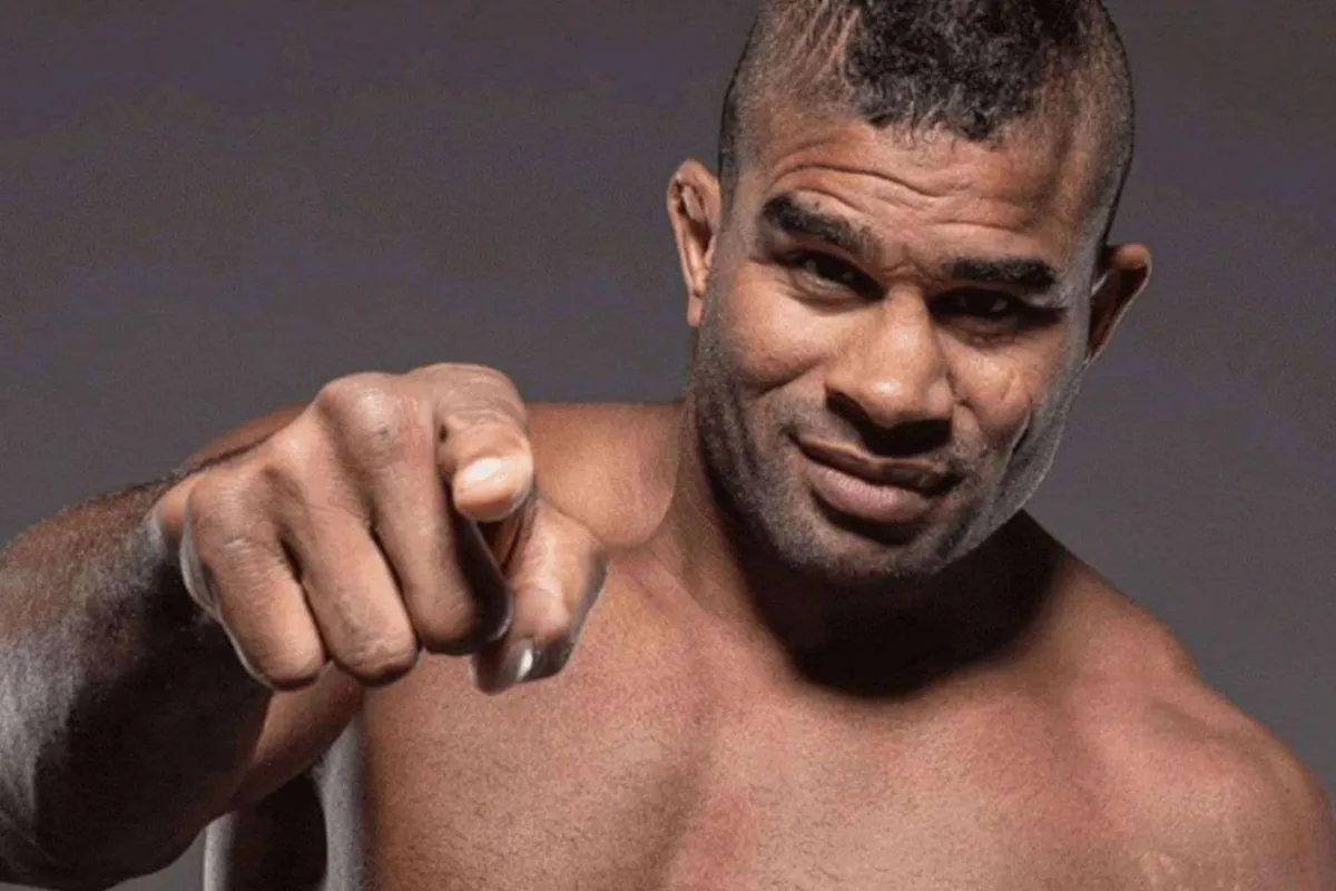 Vechtlegende Overeem waarschuwt bokser (47) – krijgt keiharde reactie terug