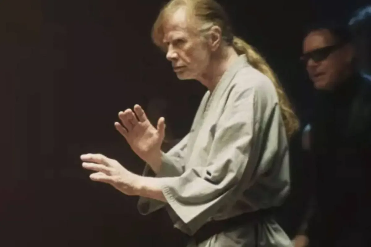 Gitaarheld Mustaine toont vechtkunsten in laatste Megadeth-clip – Metal met een high kick