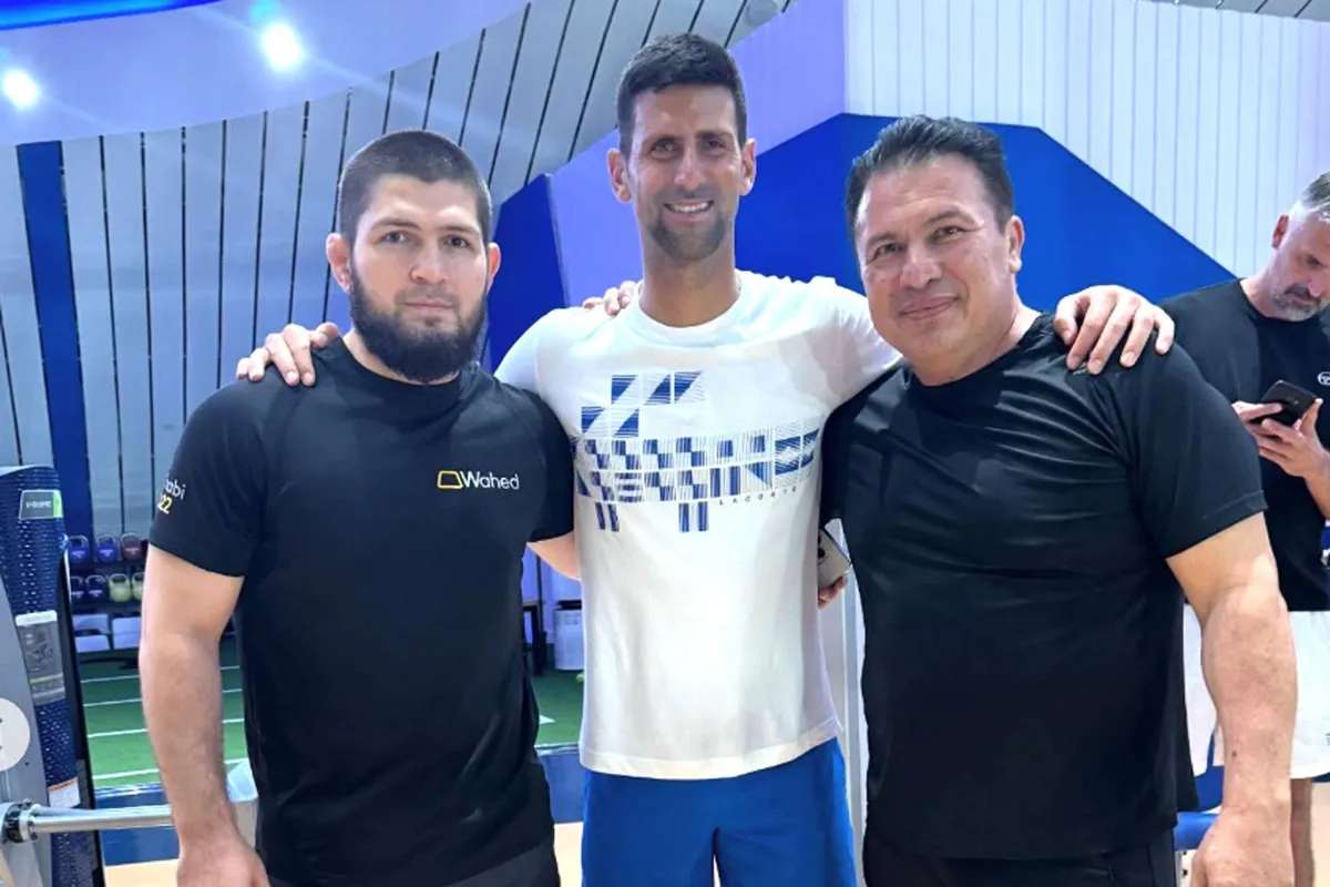 Tennisster Djokovic stapt in MMA-gym met UFC-ster Khabib – ‘Smashen moet beter’