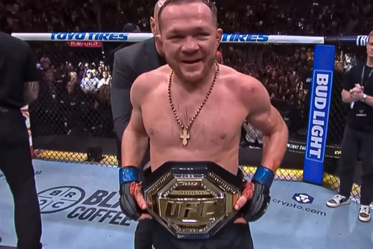 ‘Nee, nee, nee – ik hou hem’ UFC-kampioen Petr Yan backstage incident overschaduwt winst