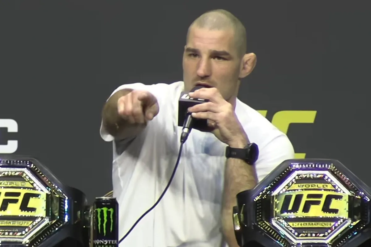 ‘Stop met janken’ – Strickland reageert fel op uitspraken UFC-kampioen Aspinall