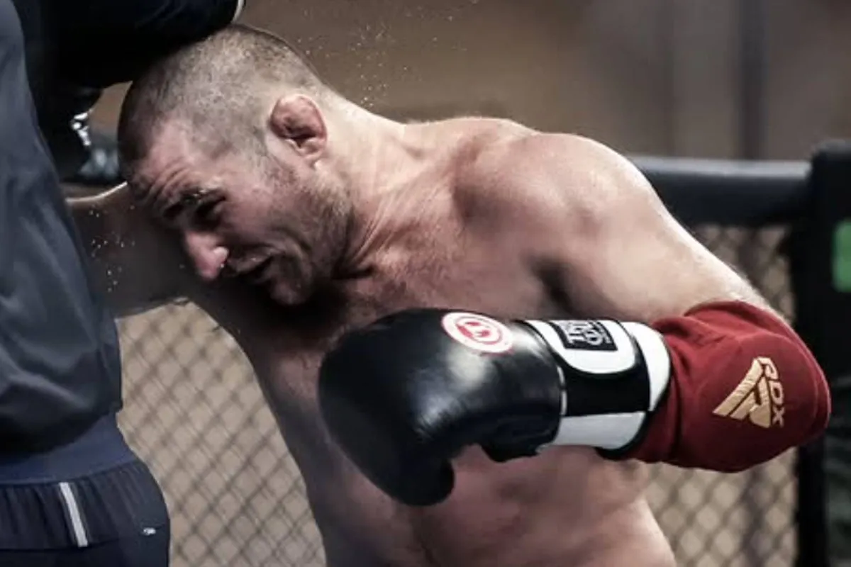 'Ik wil korter leven’ – omstreden UFC-vechter slaat alles eruit in bizarre training