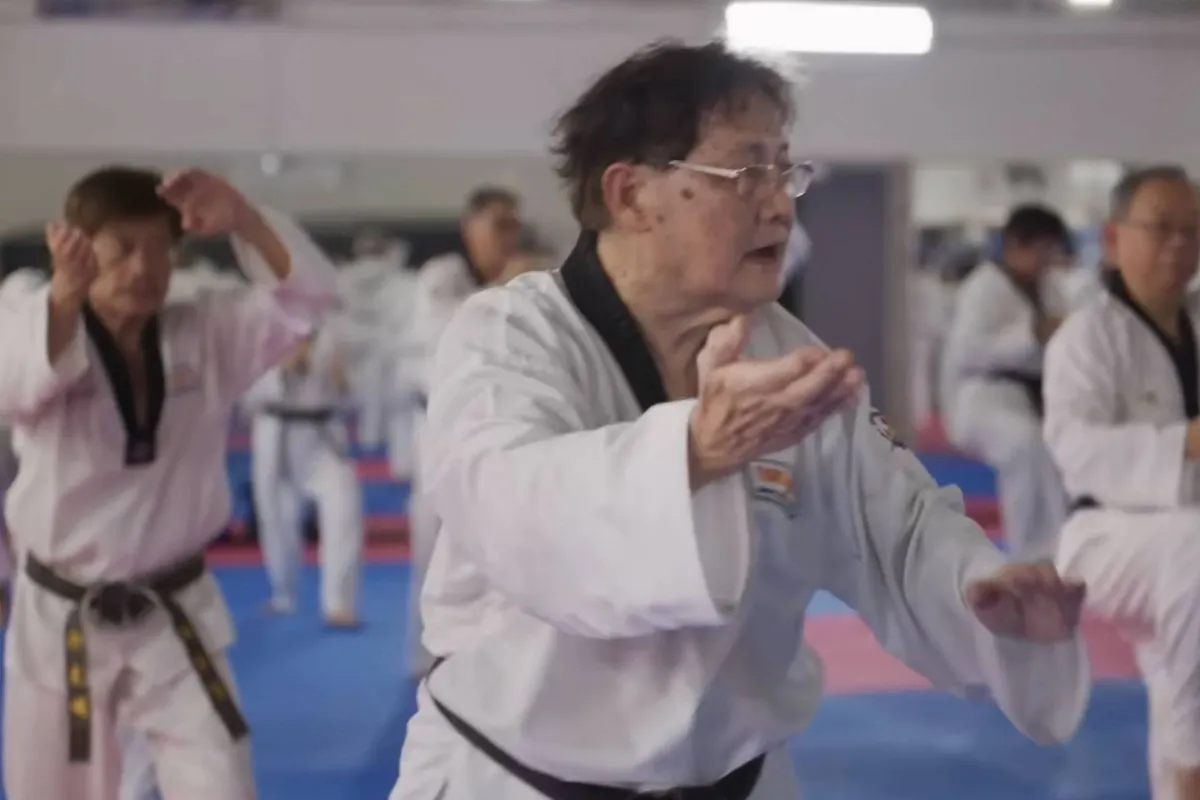 ‘Ik kan niet meer vliegen, maar ik trap nog’ – 80-plussers kiezen voor vechtsport