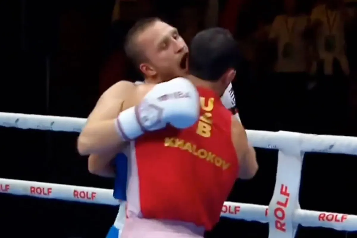 ‘Net als Mike Tyson’ – Russische bokser bijt tegenstander in oor tijdens WK boksen