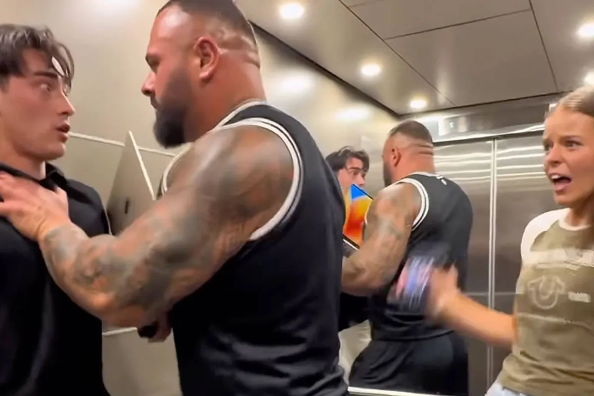 ‘Meisje schrikt zich rot’ – Glory-kickbokser grijpt man bij keel in lift