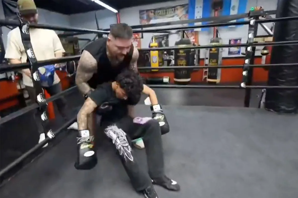 ‘Bro, hij sloeg m’n kaak los’ – oud-bokskampioen Ruiz Jr sloopt YouTuber in sparring