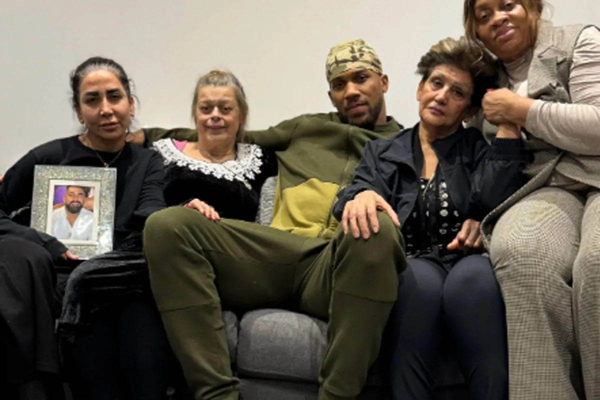 Boksheld Anthony Joshua steunt familie van overleden vrienden met bijzonder gebaar