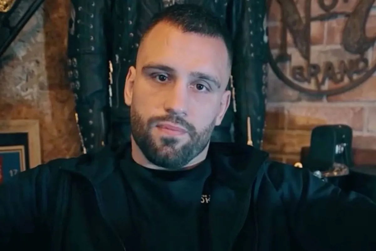 ‘Totale onzin’ – Kickbokser Plazibat reageert op geruchten rond afzegging Glory-toernooi