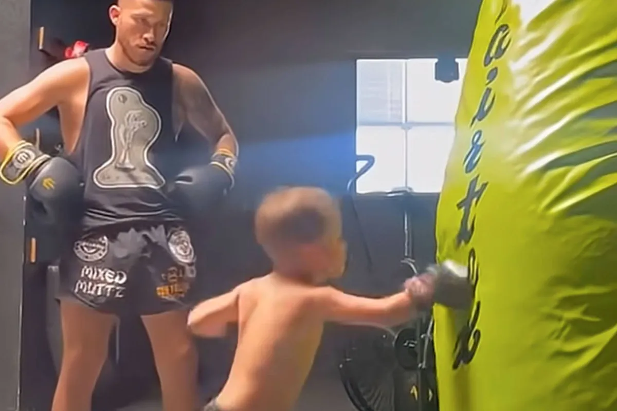 'Kijk papa, zo?' – zoontje (4) van topkickbokser Diego Paez steelt harten in video