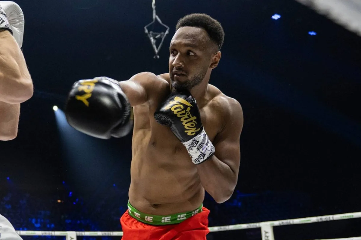 ‘2 vlaggen, 1 missie’ – Glory-vechter El Bouni staat er alleen voor in Japan